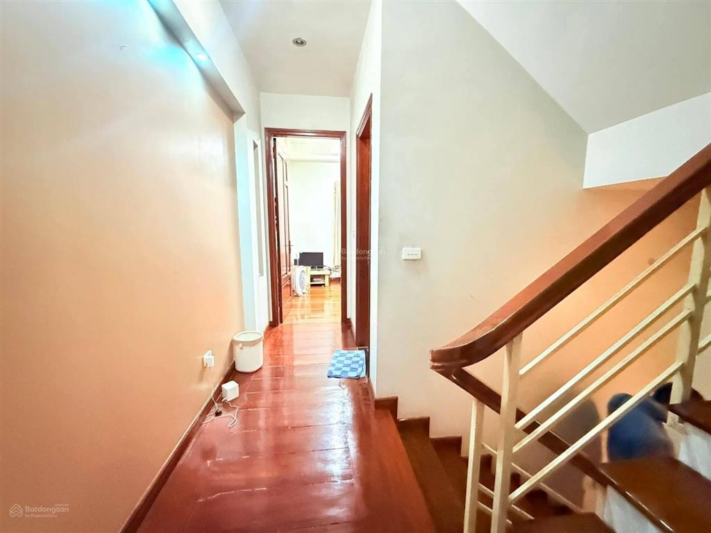 8,4 tỷ  dt 40m2*5t, mt 4,2m, ngõ thông vòng quanh, gần phố, dân xây sổ vuông cực đẹp