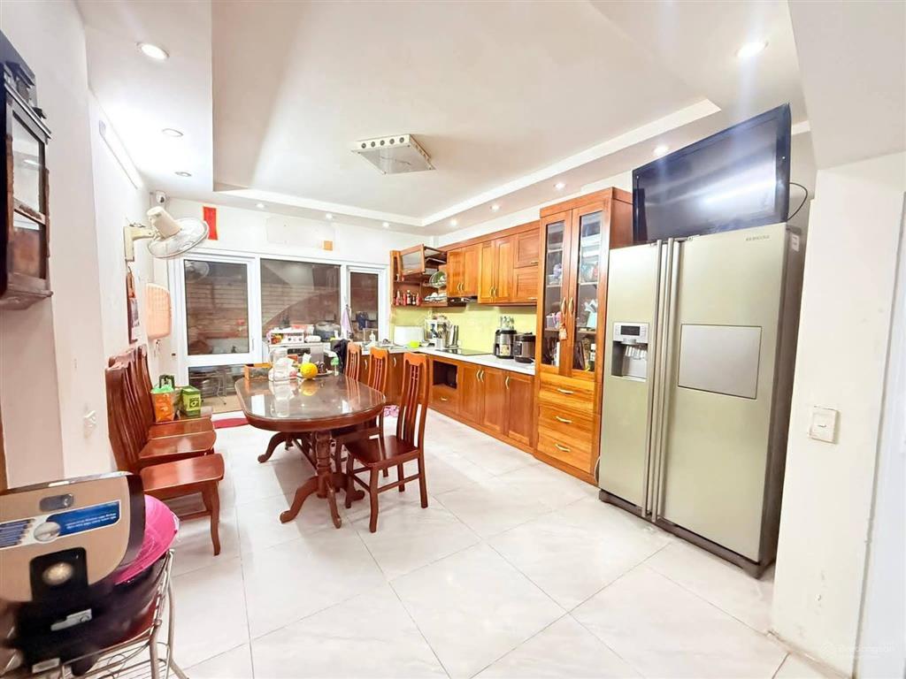 8,4 tỷ  dt 40m2*5t, mt 4,2m, ngõ thông vòng quanh, gần phố, dân xây sổ vuông cực đẹp