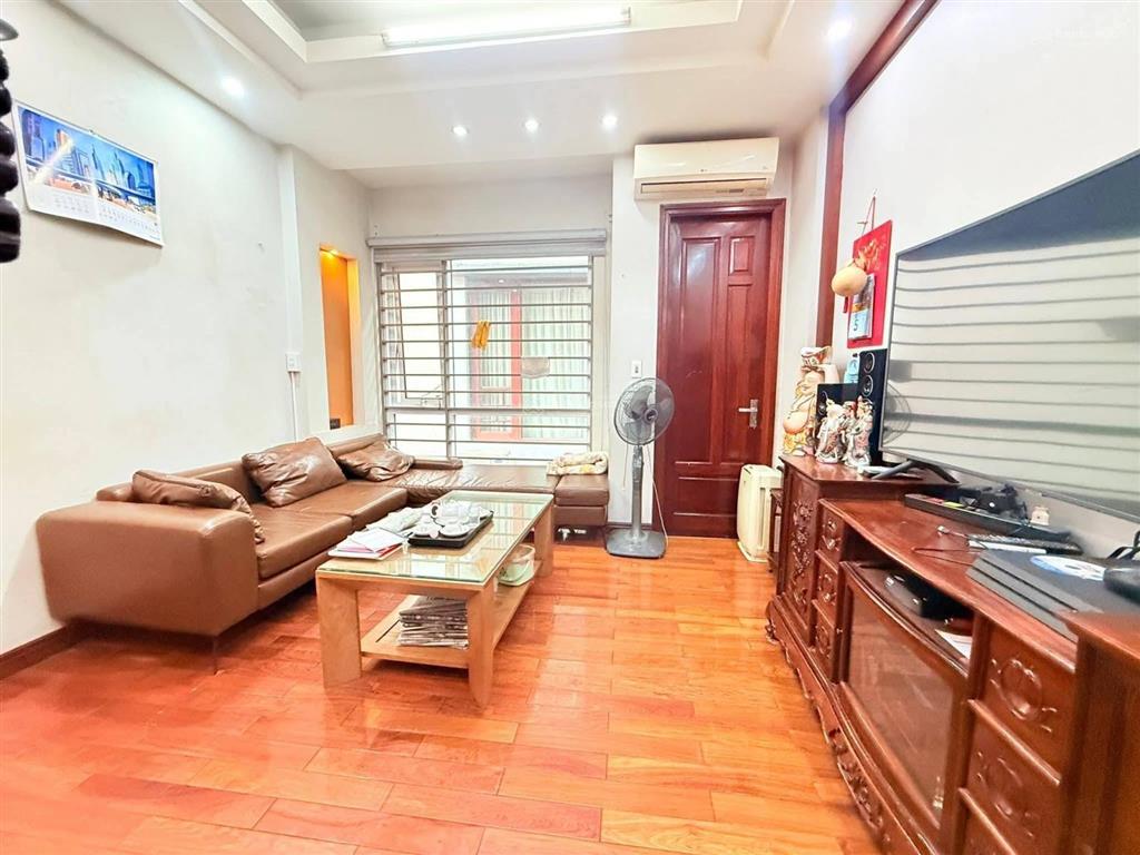 8,4 tỷ  dt 40m2*5t, mt 4,2m, ngõ thông vòng quanh, gần phố, dân xây sổ vuông cực đẹp