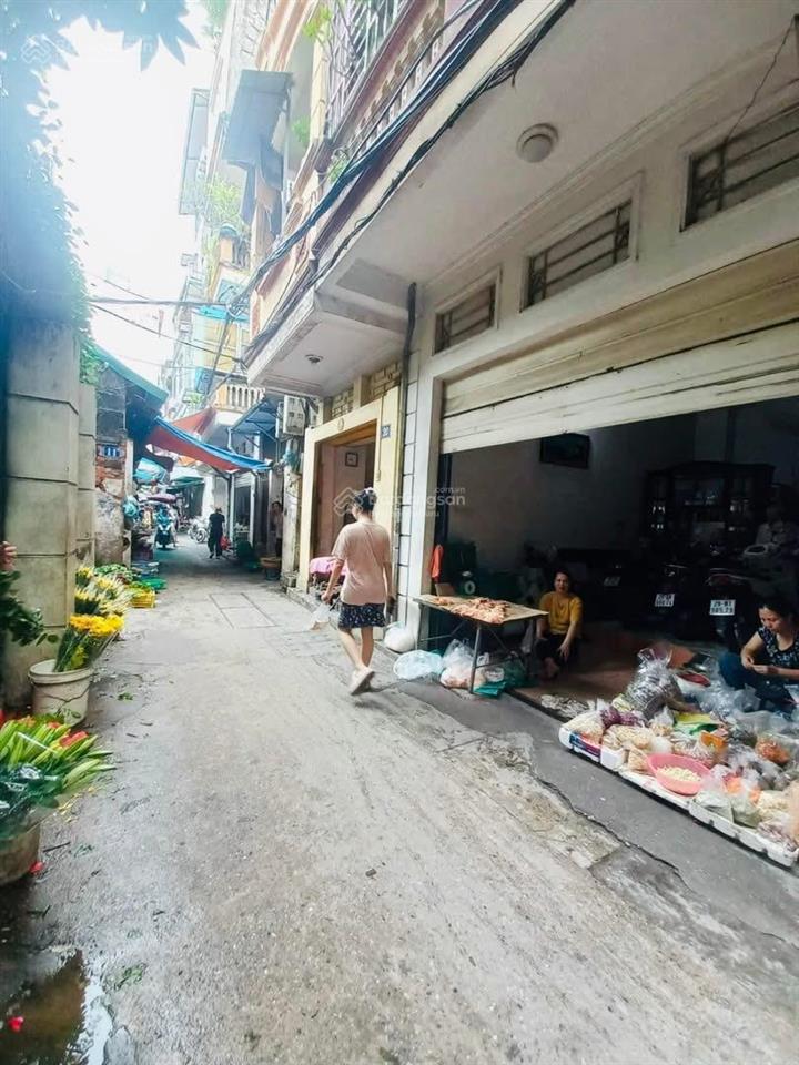 5,6 tỷ  1 nhà ra mặt phố, kd sầm uất, mặt tiền khủng 6,3m, ba gác phi thông vòng quanh