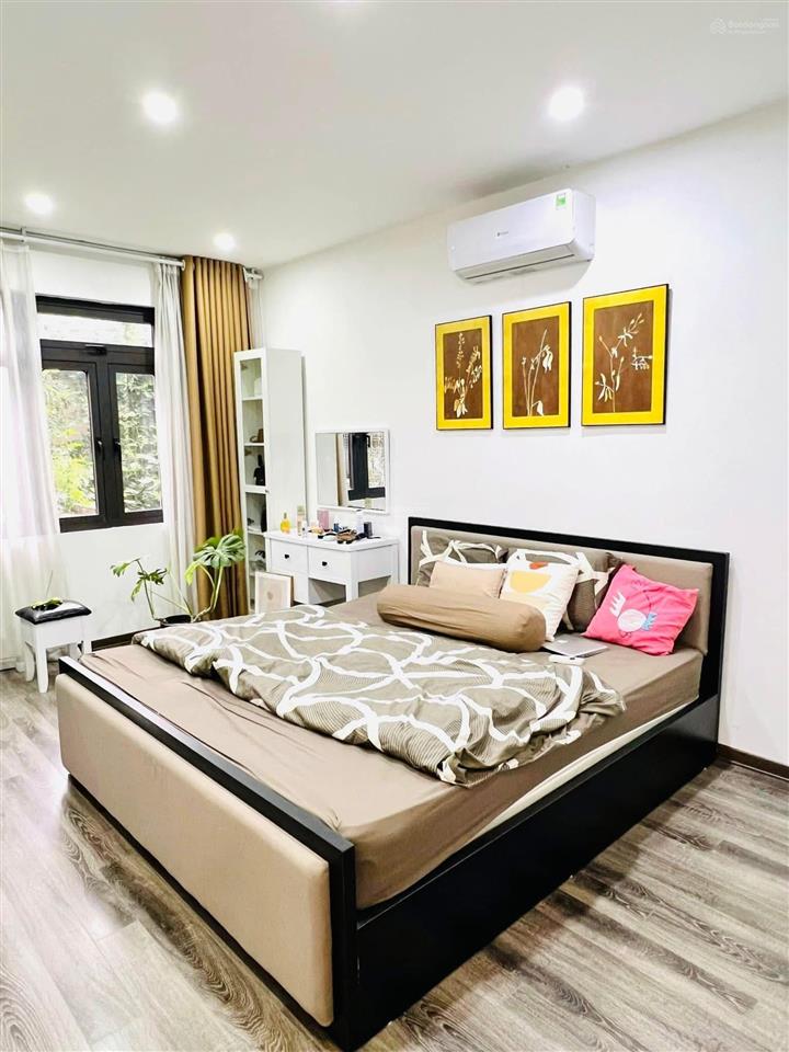 5,6 tỷ  1 nhà ra mặt phố, kd sầm uất, mặt tiền khủng 6,3m, ba gác phi thông vòng quanh