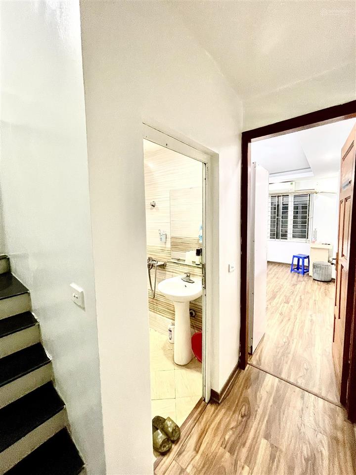7,2 tỷ  dt 35m2*5t, mt 3,4m, ba gác phi vài bước ra ô tô, thông 4 phía, sổ vuông qh ổn định
