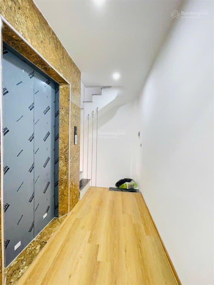 8,55 tỷ  ô tô đỗ cửa, ngõ thông tứ phía, dt 40m2*6t thang máy, mt ~4m, qh ổn định