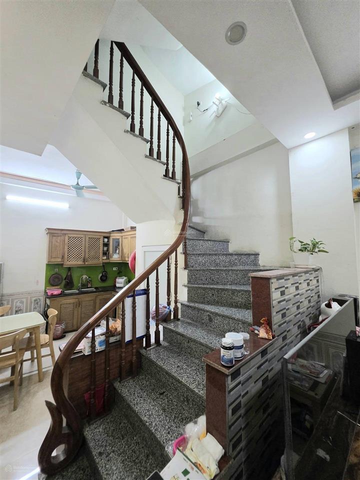 6,6 tỷ  lô góc ngõ thông kinh doanh, dt 32m2, mt 3,5m, ba gác phi vòng quanh
