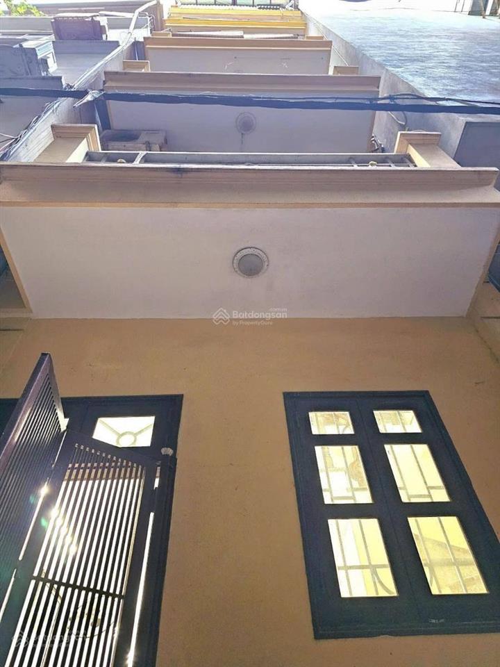 8,5 tỷ  ô tô đỗ cửa,dt 34m2*6t, mt 3,8m, 15m thẳng tắp ra mp, dân xây thông vòng quanh