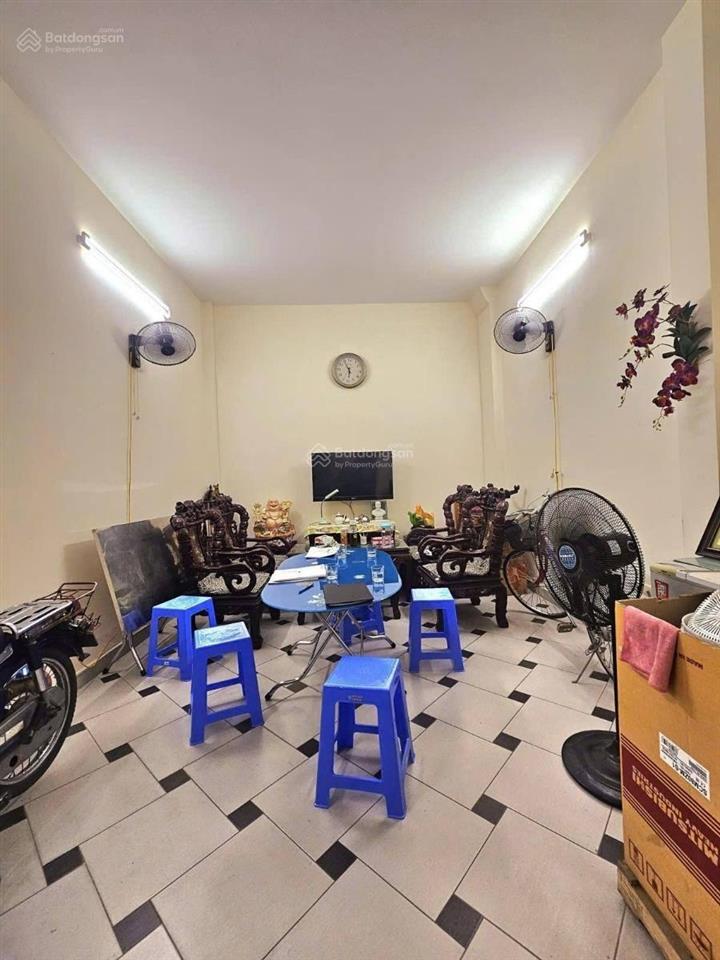 8,5 tỷ  ô tô đỗ cửa,dt 34m2*6t, mt 3,8m, 15m thẳng tắp ra mp, dân xây thông vòng quanh