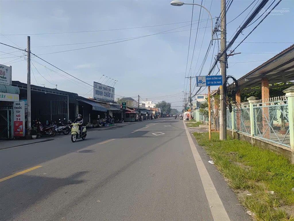 Mặt tiền đuòng xe công .chạy.bán kín 1km.đầy đủ tiện ít