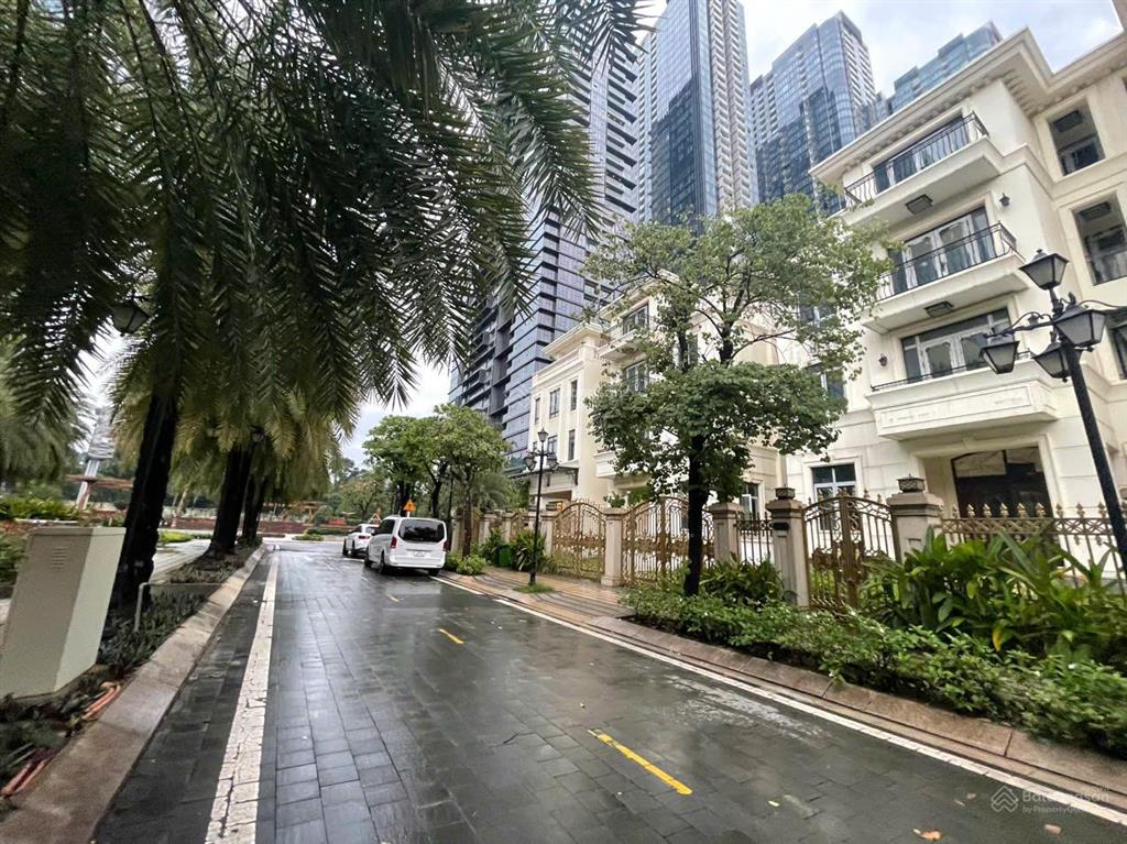 Biệt thự limited vinhomes golden river ba son  view trực diện công viên  sân vườn hồ cá  290 tỷ