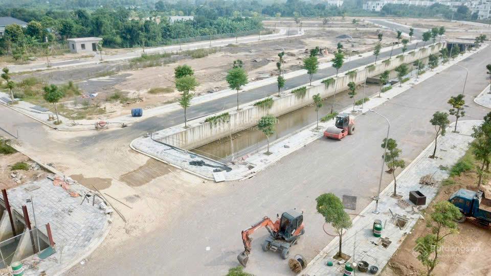 Bt 300m2 view hồ siêu đẹp, siêu hiếm, mặt tiền 15m. sẵn sổ, nằm trong lõi khu đô thị. cách kcn 1km