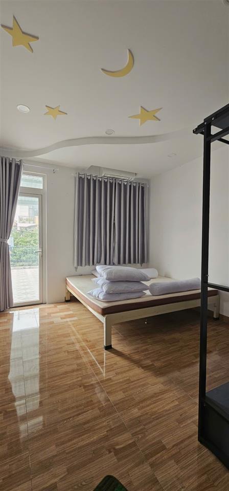 Bán nhà mặt phố Số 13, Linhn Xuân, Thủ Đức, TP HCM. DT 100m2, 2 tầng, 3PN, 4WC, giá 6,4