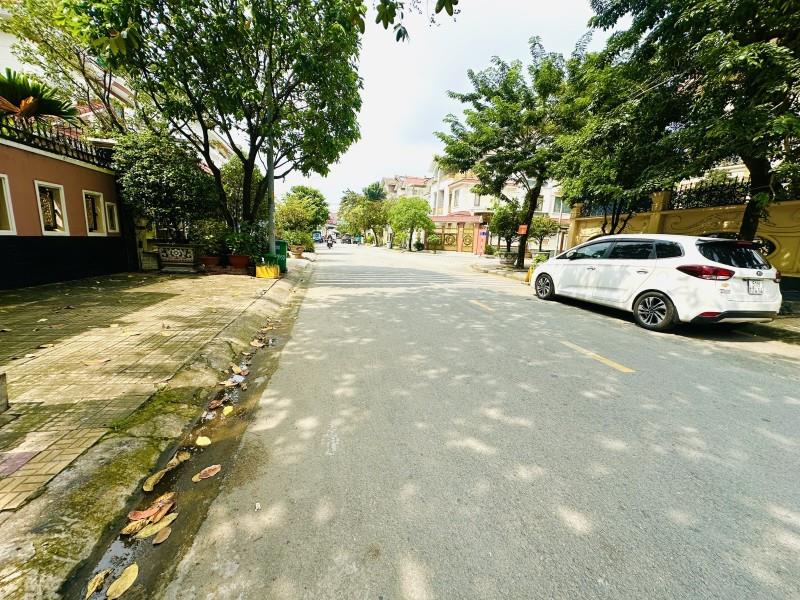 Bán Biệt Thự đường số 10, Phường Phước Long B, Q9, Thủ Đức, TP HCM. DT  178m2, 3 tầng.