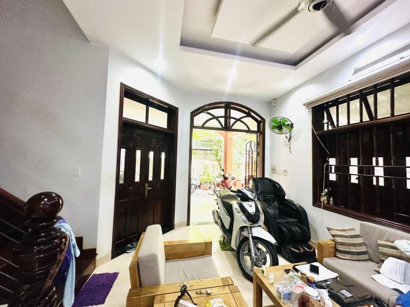 Bán Biệt Thự đường số 10, Phường Phước Long B, Q9, Thủ Đức, TP HCM. DT  178m2, 3 tầng.