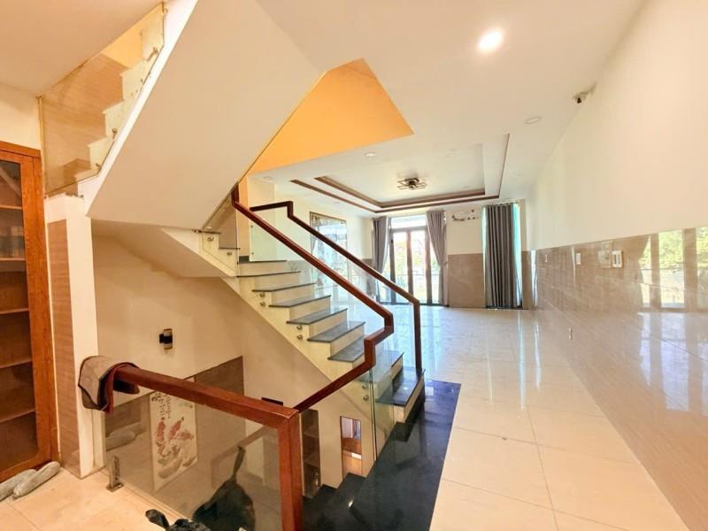 Bán nhà đường 822, Phú Hữu, Q9, Thủ Đức TP HCM. DT 125m2, 5 tầng, SHR. Giá 9,48 tỷ.