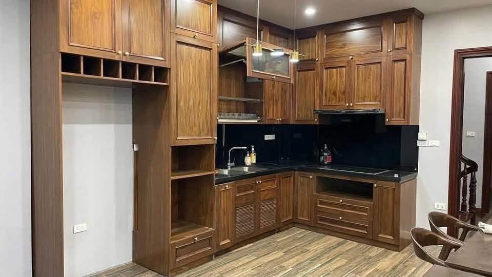 NHÀ LÔ GÓC PHÁO ĐÀI LÁNG – 60M² – MT 5,3M – 5 TẦNG – Ô TÔ ĐỖ CÁCH 10M – Ô CHỜ THANG MÁY –