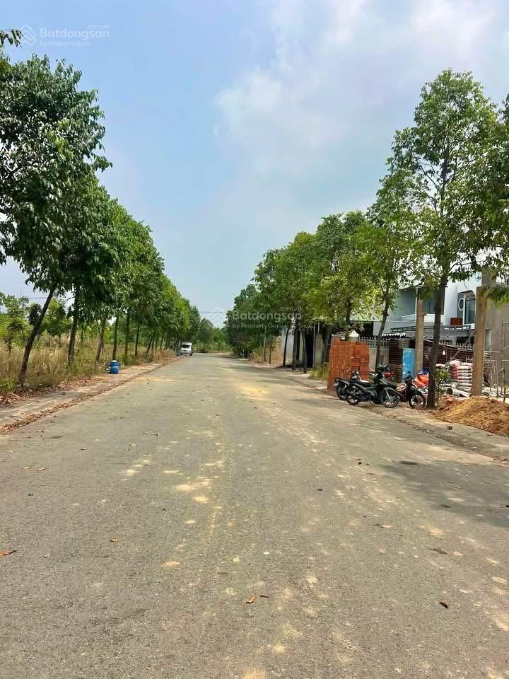 Chủ gửi bán lô đất 100m2 đường n16 sát quốc lộ 13 sát cổng mỹ phước 4 bến cát giá chỉ 860 triệu