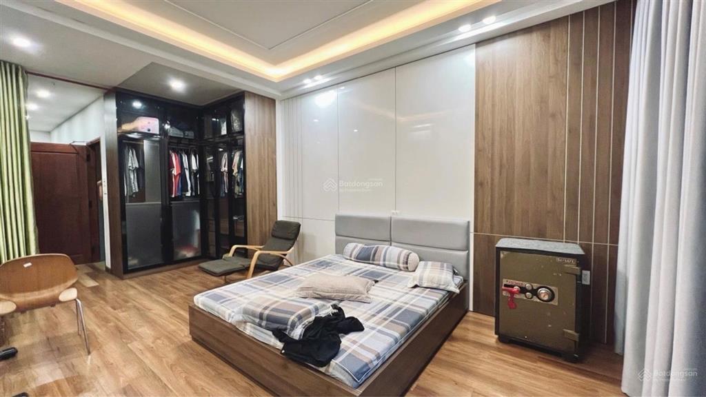 Bán nhà quận 1  mặt tiền đường huyền quang  4 tầng ( 4*16 ) gấp bán 25 tỷ