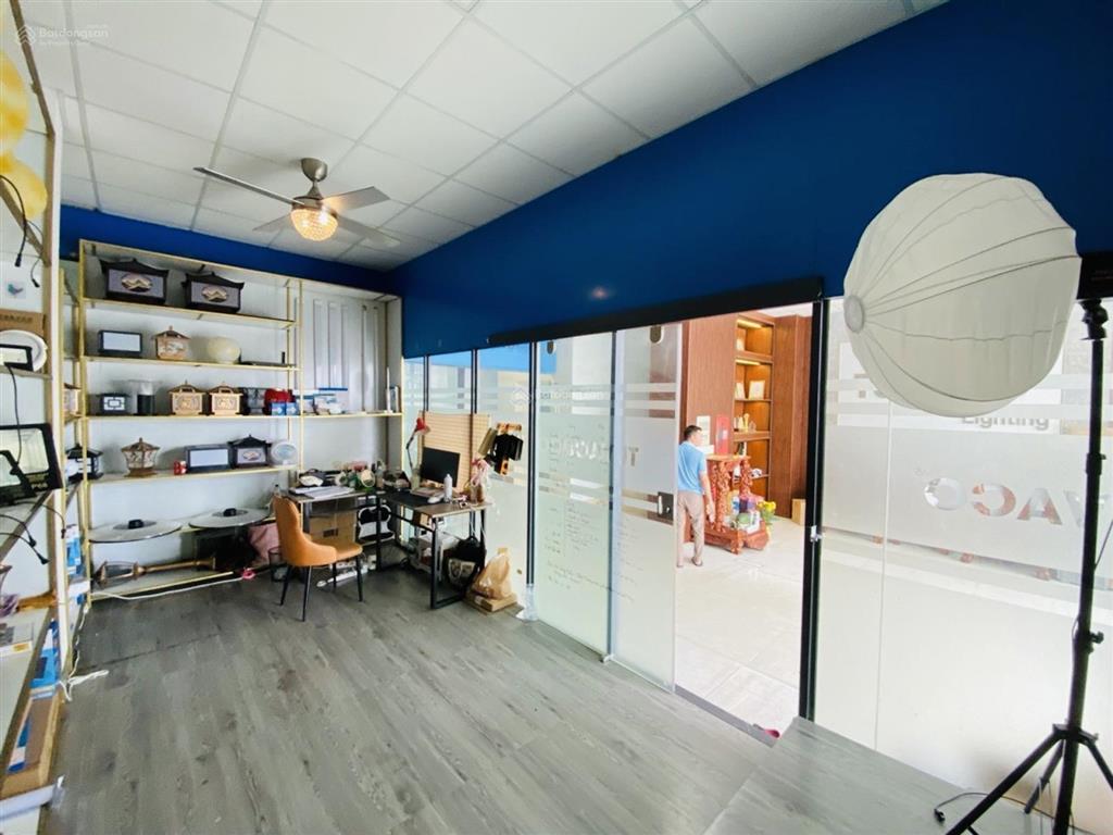 Bán tòa nhà mặt tiền  dt gần 300m2  7 tầng hầm  giá 85 tỷ  vị trí phạm văn bạch, tân bình.