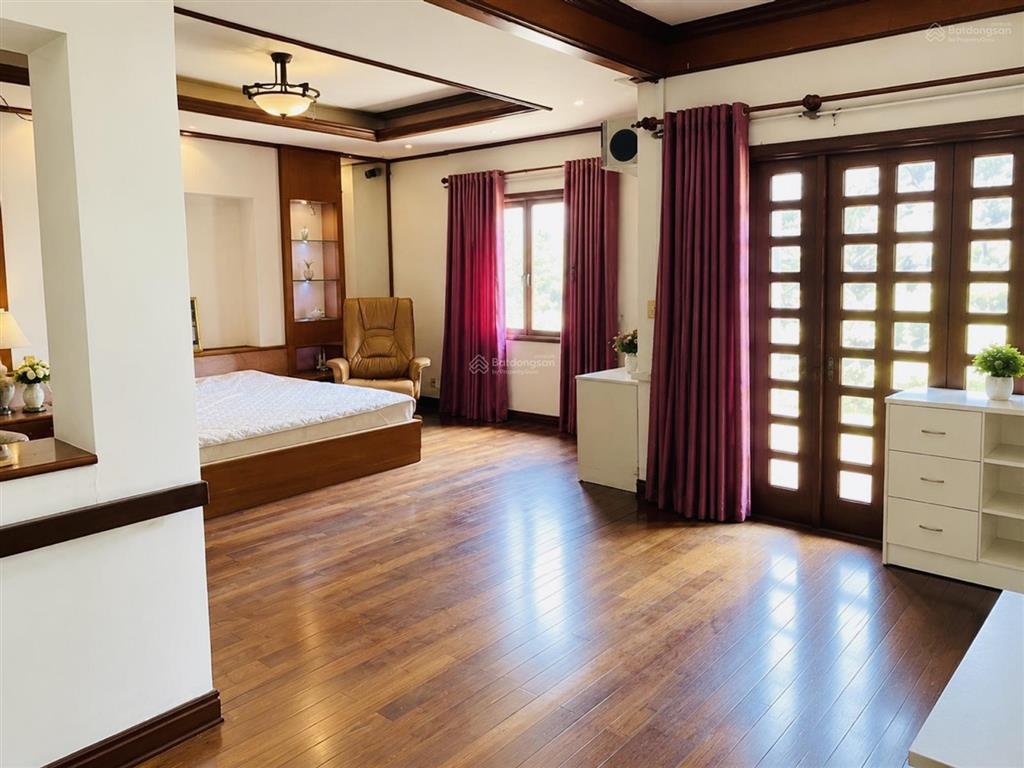 Biệt thự khu vip, 6 tầng thang máy, ngay nguyễn trọng tuyển, 200m2 ngang đẹp 7,5m. giá bán 55tỷ