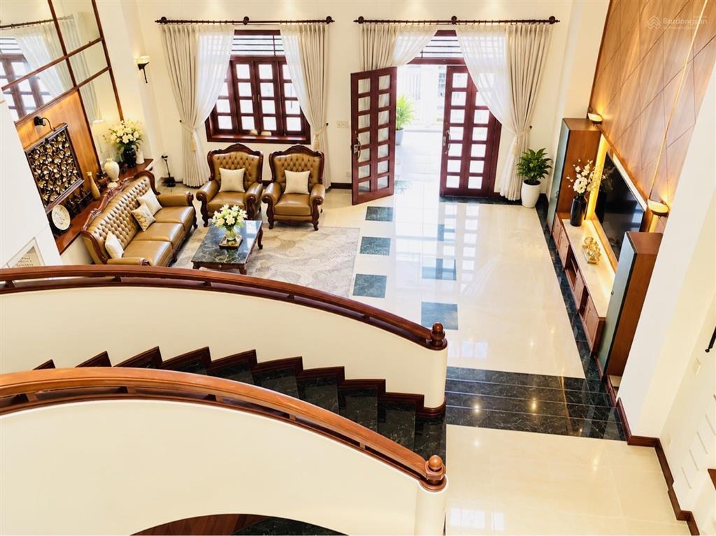 Biệt thự khu vip, 6 tầng thang máy, ngay nguyễn trọng tuyển, 200m2 ngang đẹp 7,5m. giá bán 55tỷ