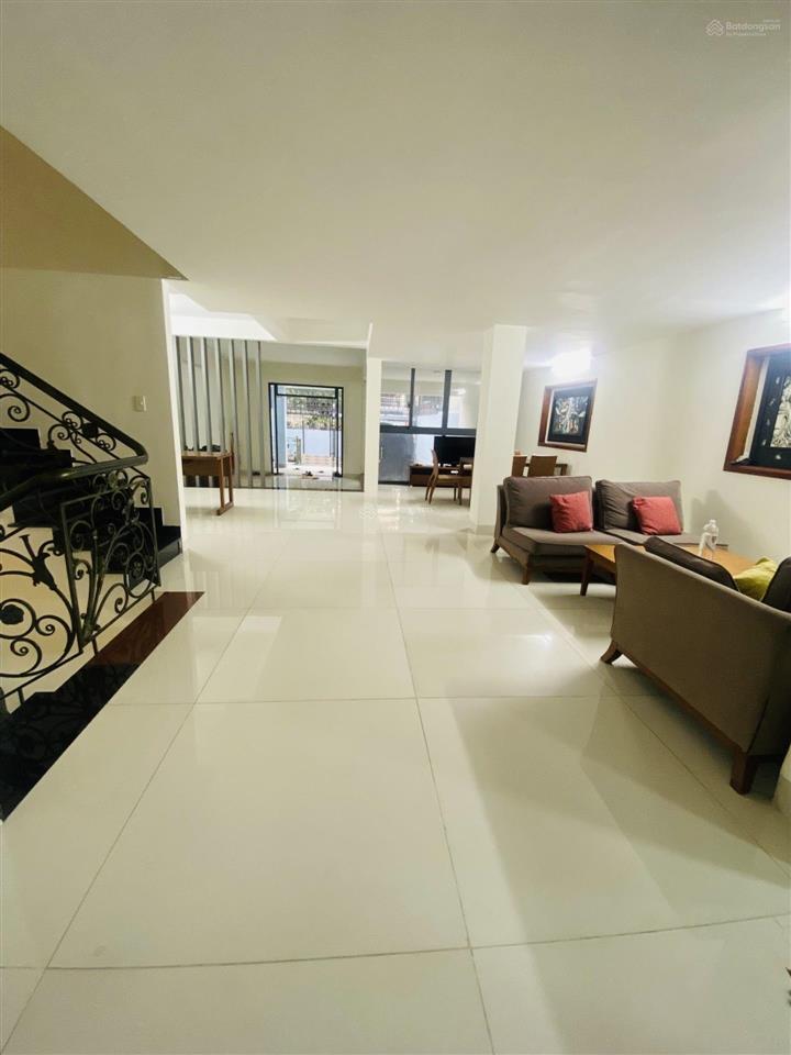 Tòa nhà mặt tiền, diện tích lớn 220m2. 5 tầng có hầm, thang máy. ngay gần tân sơn nhất. bán 45 tỷ