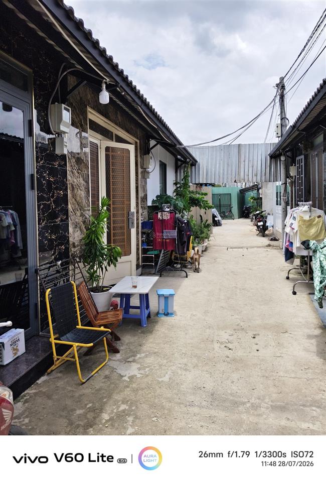 Chỉ 1 tỷ 2 sở hữu ngay căn nhà 64 m2 mặt tiền khủng 8m. đường trước nhà 4m xe hơi tới nhà.