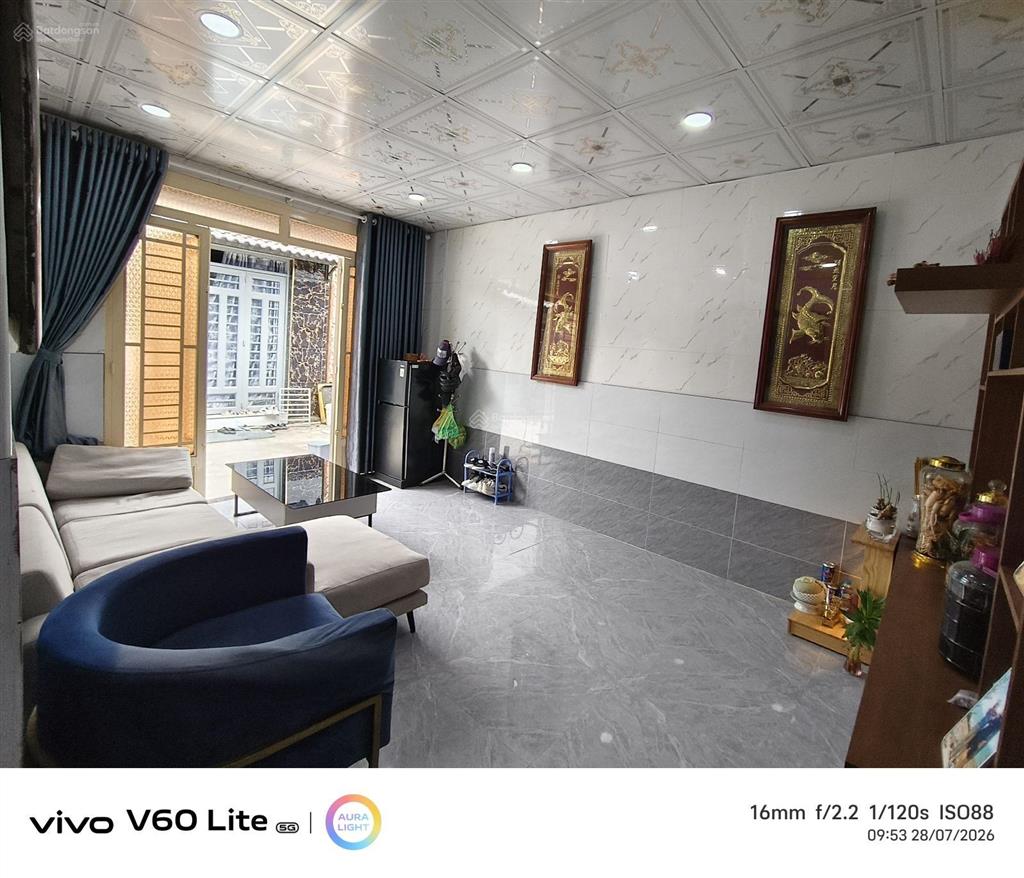 Chỉ 1 tỷ 2 sở hữu ngay căn nhà 64 m2 mặt tiền khủng 8m. đường trước nhà 4m xe hơi tới nhà.