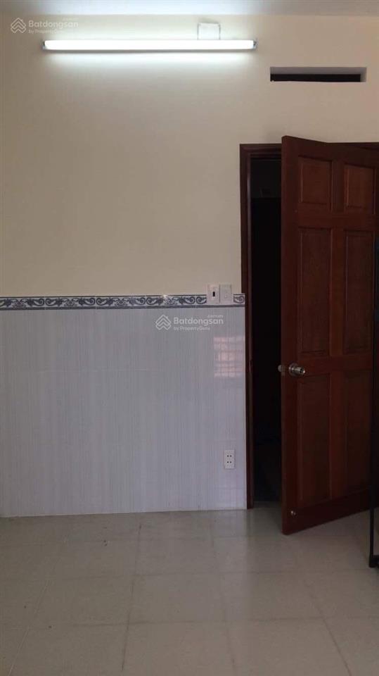 Chủ nhà cho thuê phòng có ban công, wifi miễn phí và chỗ đậu xe.