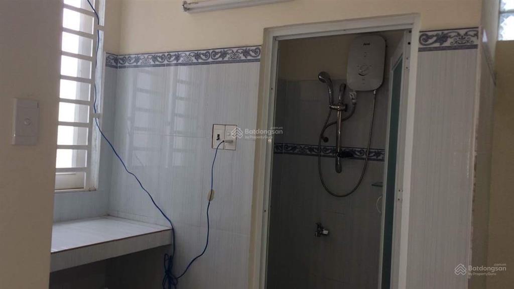 Chủ nhà cho thuê phòng có ban công, wifi miễn phí và chỗ đậu xe.