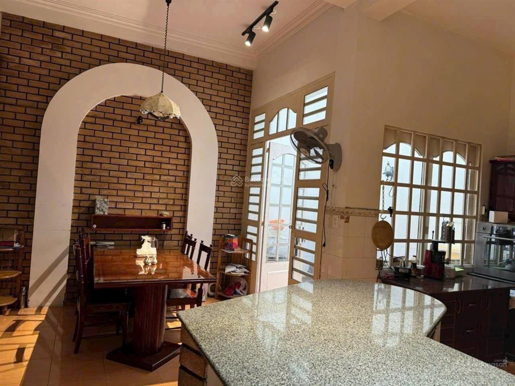 Cho thuê 462/10 điện biên phủ, quận 10  6x21m  2 tầng sân xe  sân thượng
