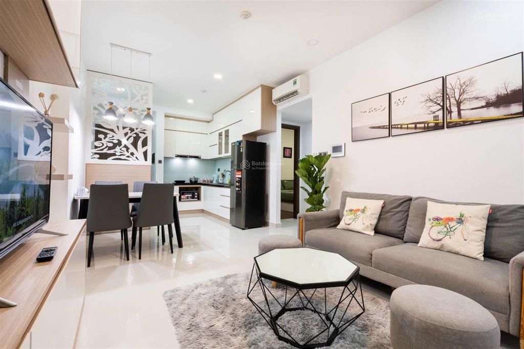Bán căn hộ saigon royal quận 4, 61m2 2pn, giá tốt 6.8 tỷ