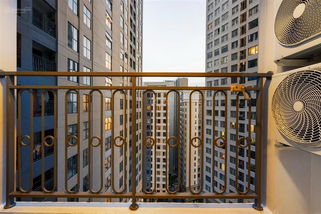 Bán căn hộ saigon royal quận 4, 61m2 2pn, giá tốt 6.8 tỷ