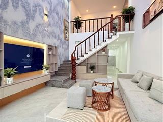 ..cần chuyển nhượng nhà gác lững dt 72m2.. ngan ....4m .
đương 5m5. khu vục phường ..son