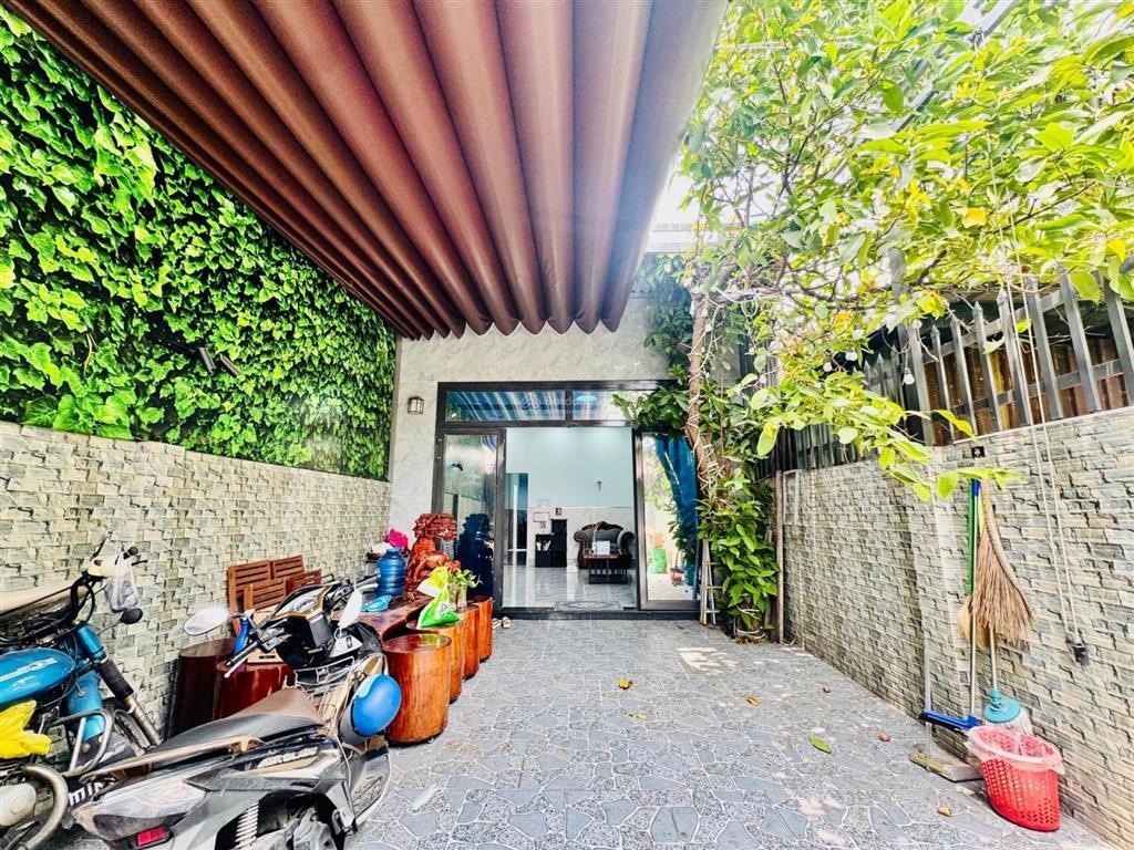 Nhà đẹp lê thị hoa 136m2 3pn hxh giá tốt.