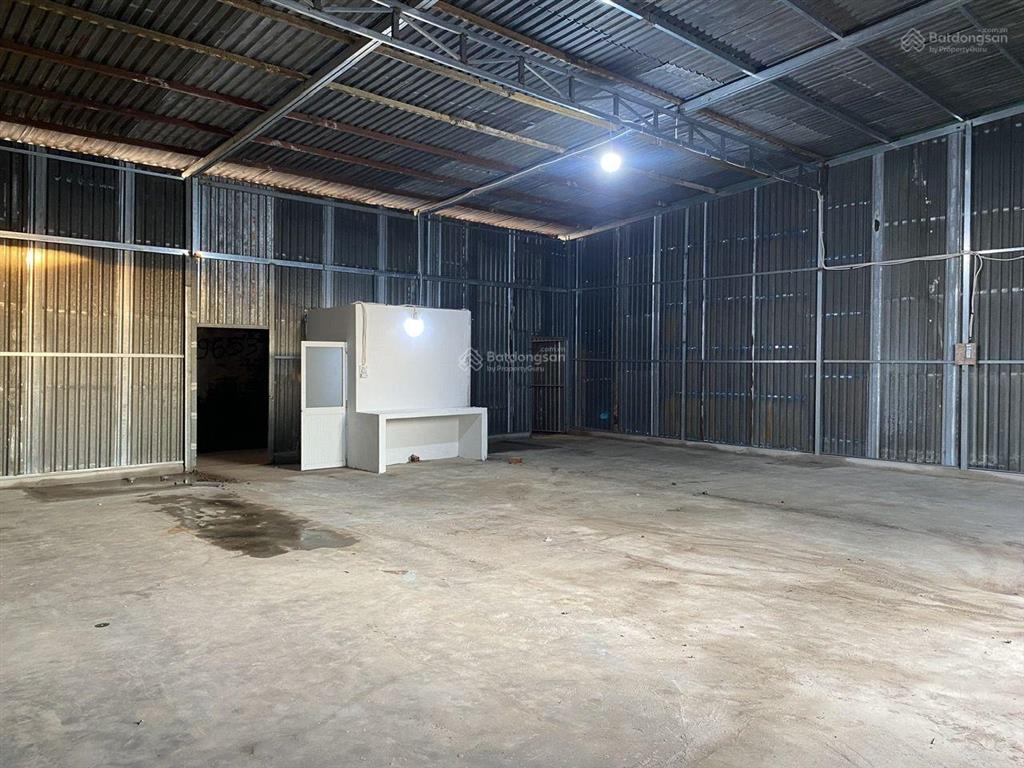 Cho thuê kho, mặt bằng 200m2, hẻm xe tải, giá 12 triệu. nhà tôn cấp 4, ngô chí quốc, bình chiểu