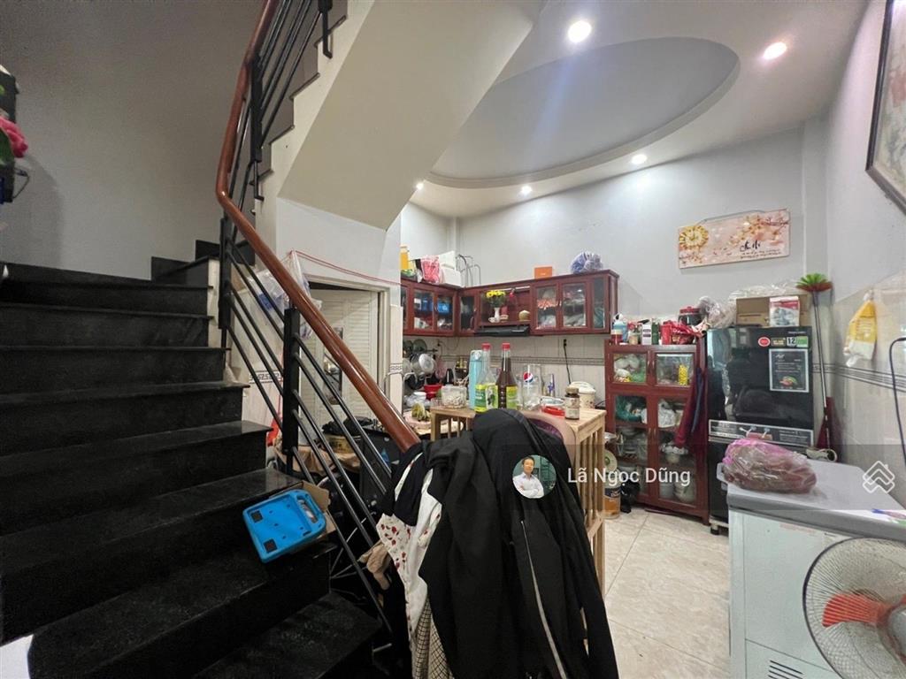 Bán nhà 3 tầng, 4x10m, hxh 4m thông, đường gò xoài (sát ngay chợ), giá nhỉnh 3 tỷ (tl 9 chủ)