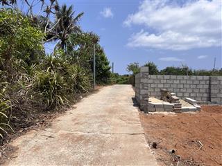 Bán lô đất 563m2 sổ hồng riêng đảo phú quý đường bê tông giá 580 triệu, xung quanh nhiều nhà vườn