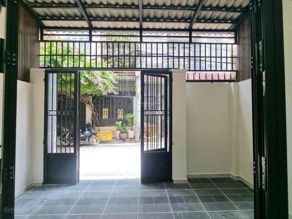 Nhà chính chủ chưa qua đầu tư, chủ gấp bán nhà hẻm xe hơi vào nhà, 3 tầng. khu an ninh dân trí cao