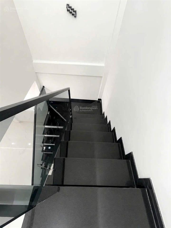 Nhà chính chủ chưa qua đầu tư, chủ gấp bán nhà hẻm xe hơi vào nhà, 3 tầng. khu an ninh dân trí cao