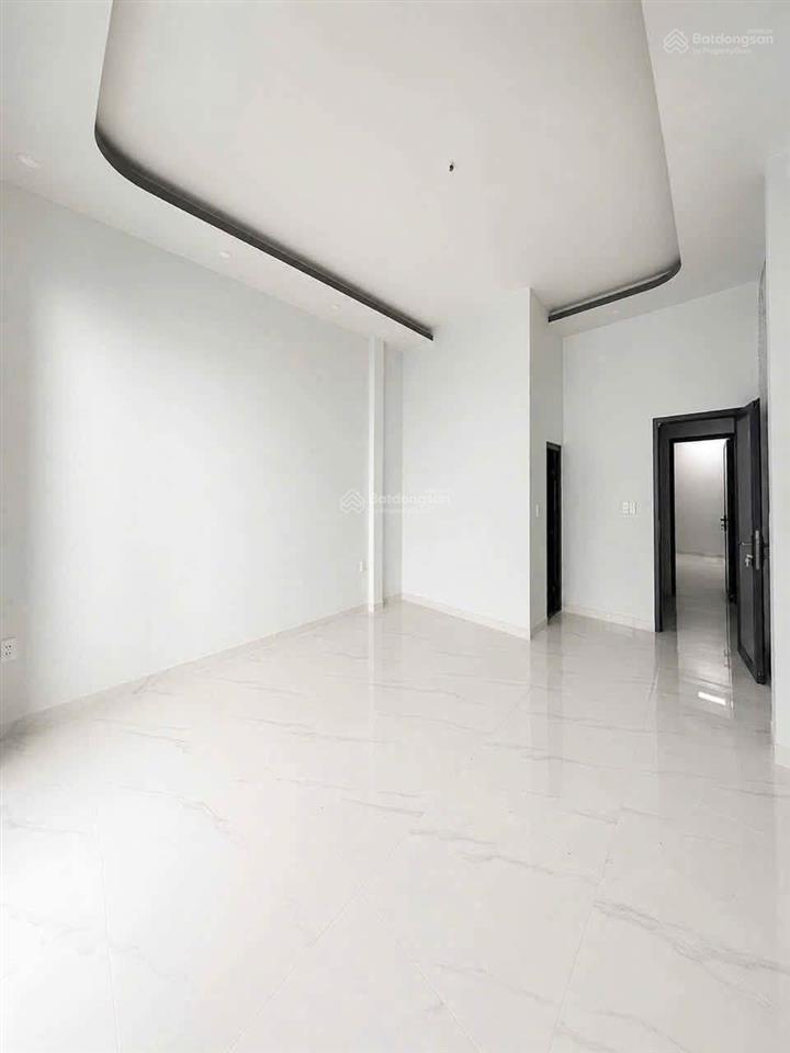 Nhà chính chủ chưa qua đầu tư, chủ gấp bán nhà hẻm xe hơi vào nhà, 3 tầng. khu an ninh dân trí cao