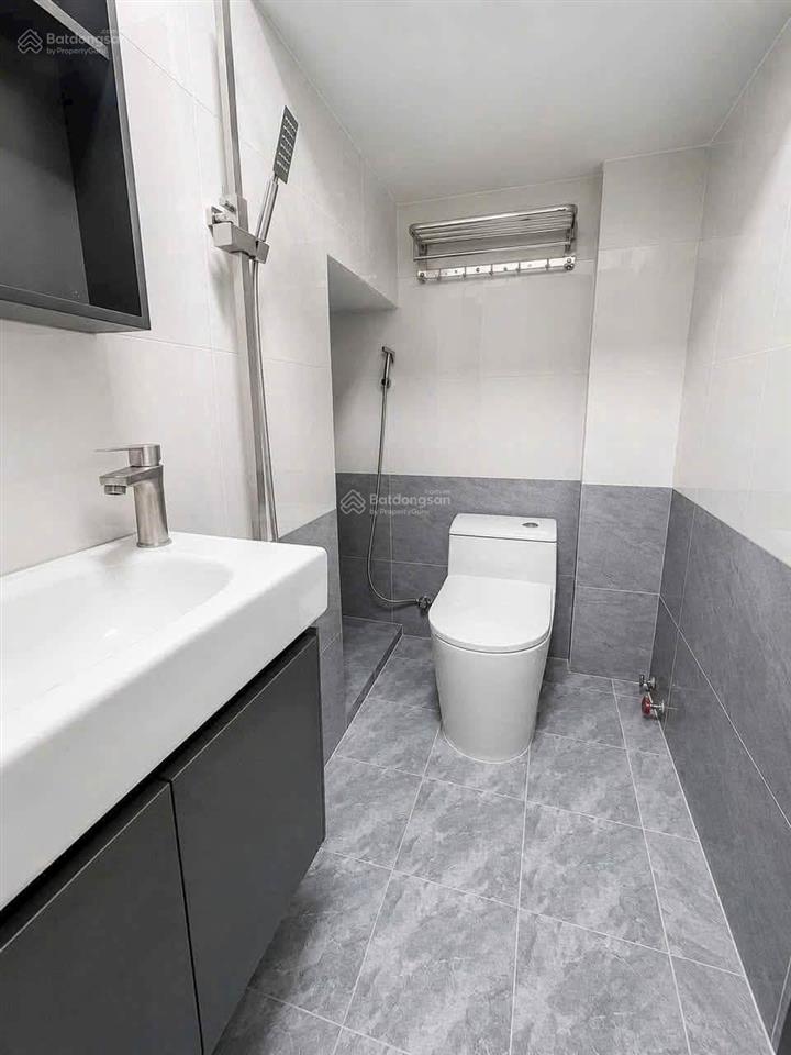 Nhà chính chủ chưa qua đầu tư, chủ gấp bán nhà hẻm xe hơi vào nhà, 3 tầng. khu an ninh dân trí cao