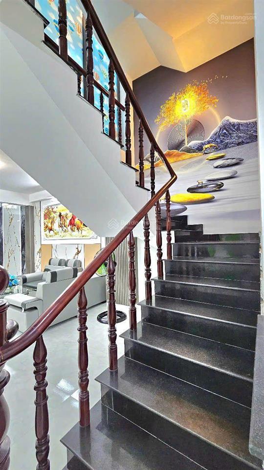 Bán nhà dt 5x13m, 1 trệt 1 lầu 3pn phòng thờ, sân thượng. chỉ 4 tỷ bớt lộc