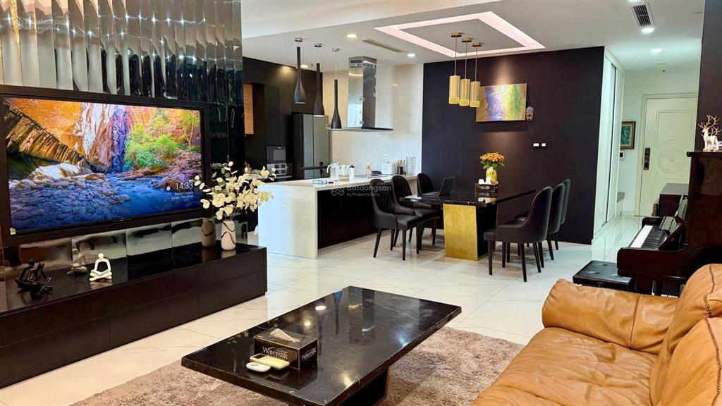 Chủ nhà cắt lỗ bán căn 2 ngủ sáng full nội thất ở royal city , tầng trung , view đẹp