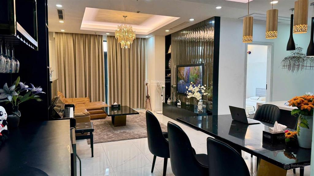 Chủ nhà cắt lỗ bán căn 2 ngủ sáng full nội thất ở royal city , tầng trung , view đẹp