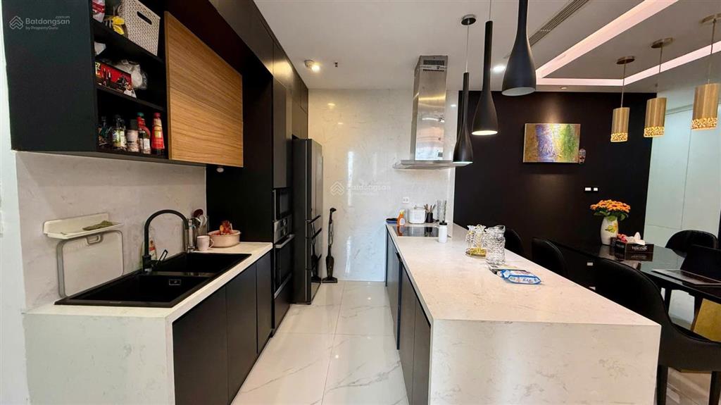 Chủ nhà cắt lỗ bán căn 2 ngủ sáng full nội thất ở royal city , tầng trung , view đẹp