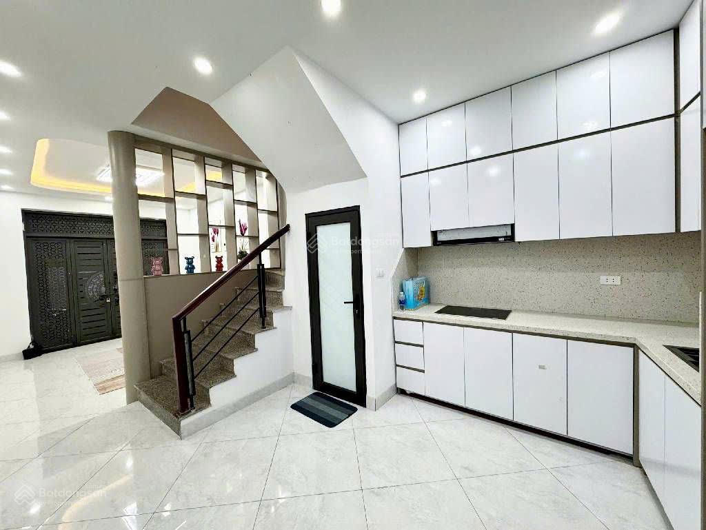 Thanh xuân  cách phố 15m  8 phòng ngủ  gần royal  dt 30tr  9.x tỷ