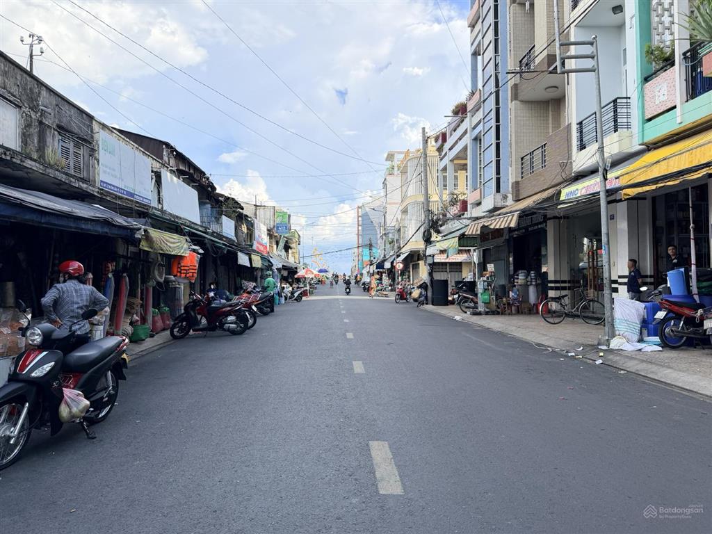 Nhà mặt tiền trưng trắc gần chợ đối diện là bờ kè sau này mở rộng vô cùng hiếm  mỹ tho