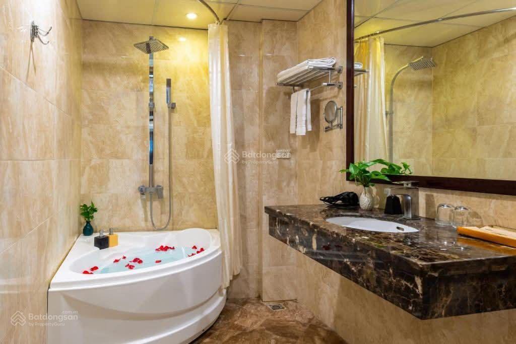 Bán toà khách sạn 12 tầng trung tâm ba đình view hồ trúc bạch  lô góc 3 thoáng  pháp lý đầy đủ