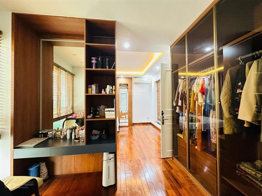 Bt vip kđt sài đồng 179m  4 tầng  thang máy  sân vườn, bể koi  ô tô tránh  vỉa hè 48,2 tỷ