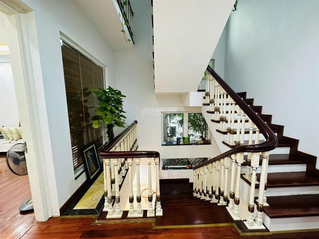 Bt vip kđt sài đồng 179m  4 tầng  thang máy  sân vườn, bể koi  ô tô tránh  vỉa hè 48,2 tỷ
