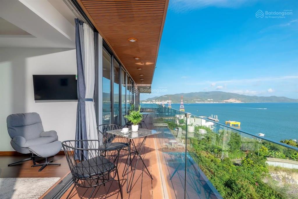 Biệt thự anh nguyễn nha trang. view biển siêu đỉnh. nội thất cực xịn. sổ hồng lâu dài. giá 55 tỷ.